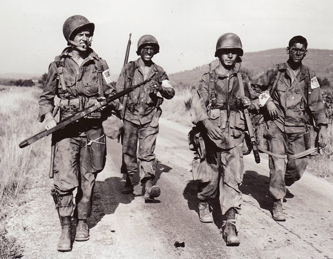 File:US WW2 Airborne paratroopers (mannequins) uniforms, helmets